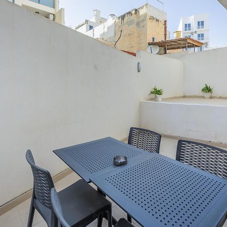 Superb 3Br Apt Close To Seafront Gzira Habitación foto